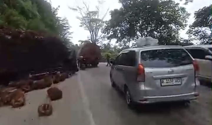 Sitinjau Lauik Macet Lagi, Dipicu Truk Masuk Parit dan Gagal Nanjak 