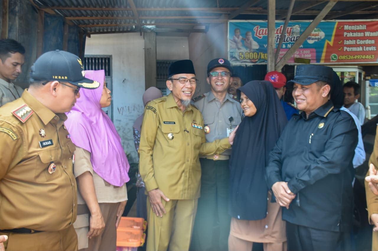 Wawako Padang Serahkan Bantuan untuk Korban Kebakaran di Kelurahan Banuaran Nan XX