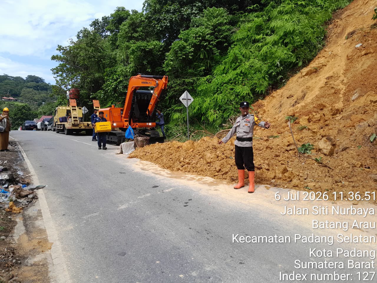 Dinas PUPR Padang Tuntaskan Pembersihan Material Longsor di Gunung Padang