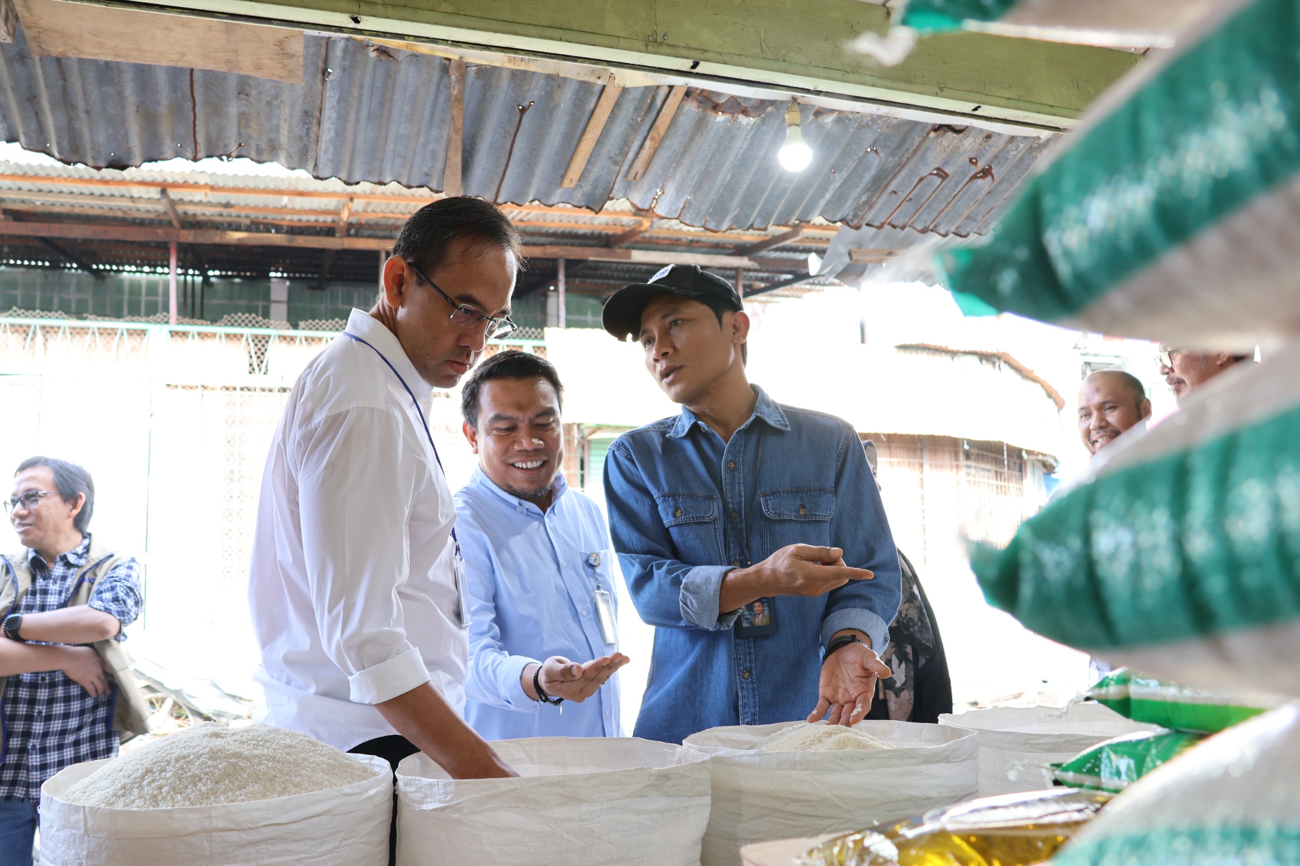 Kunjungi Pasar Raya Padang, BULOG Pastikan Stok Beras dan MinyaKita di Sumbar Aman