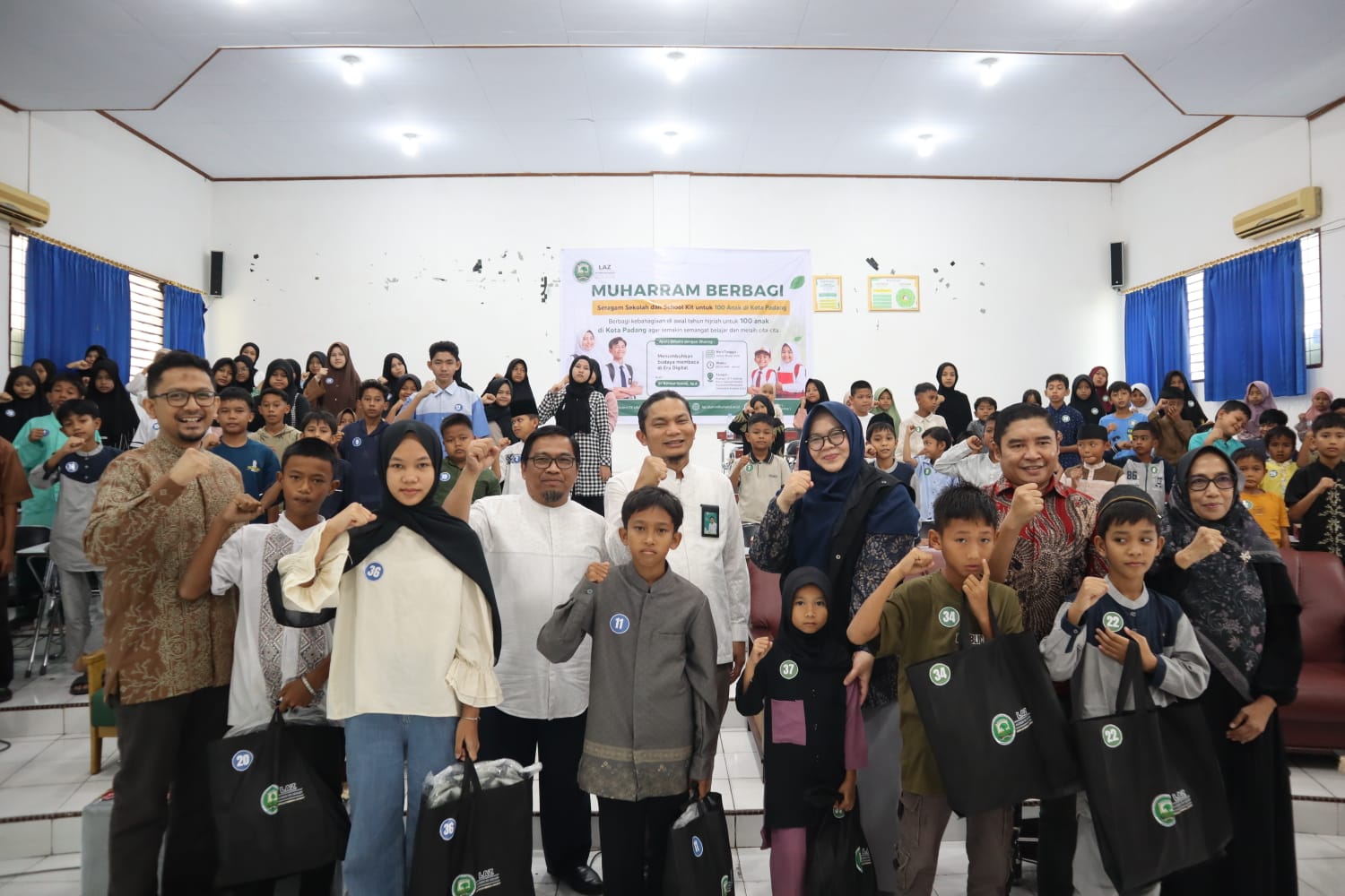 LAZ Alumni FK UNAND Salurkan Seragam dan Perlengkapan Sekolah untuk 100 Anak di Padang