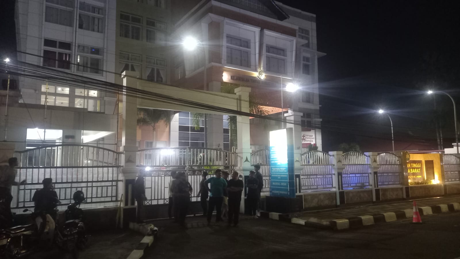 Mahasiswa UIN Imam Bonjol yang Dijemput di Rumah usai Demo Dibawa ke Kejati Sumbar