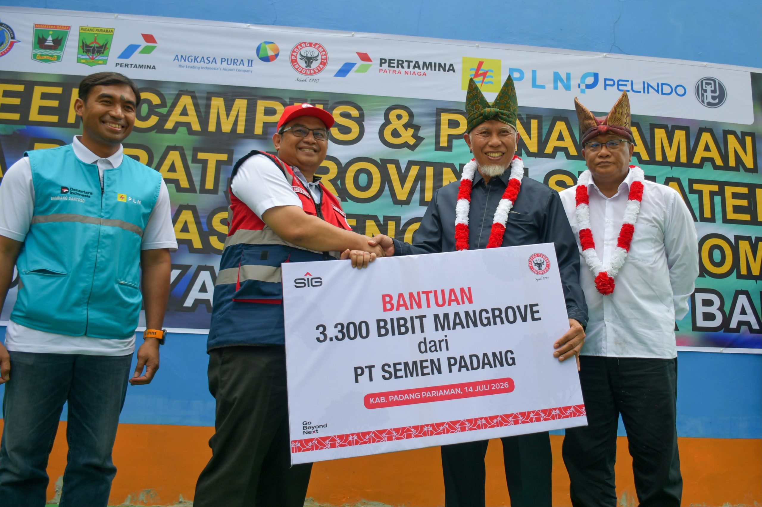 PT Semen Padang Serahkan 3.300 Bibit Mangrove, Dukung Gerakan Tobat Ekologis di Sumbar