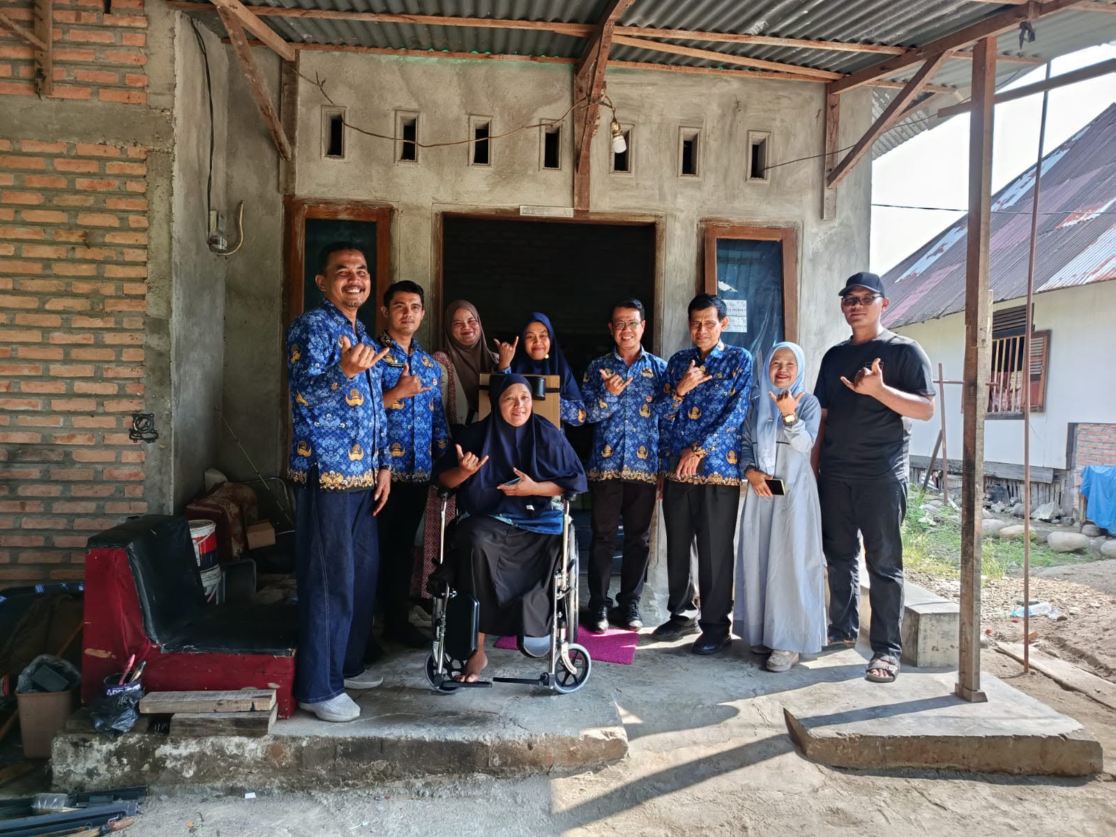 Dinsos Padang Serahkan Bantuan Kursi Roda untuk Warga Koto Pulai