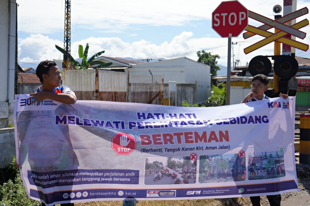 KAI Sumbar Gandeng Unidha dan SMKN 6 Padang Edukasi Keselamatan di Perlintasan Sebidang