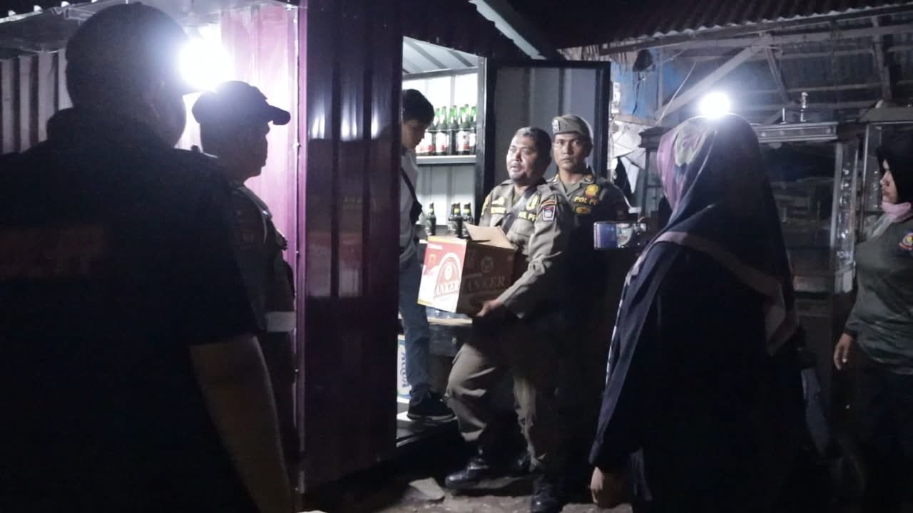 Patroli di Sejumlah Kafe, Satpol PP Padang Amankan Miras Diduga Ilegal