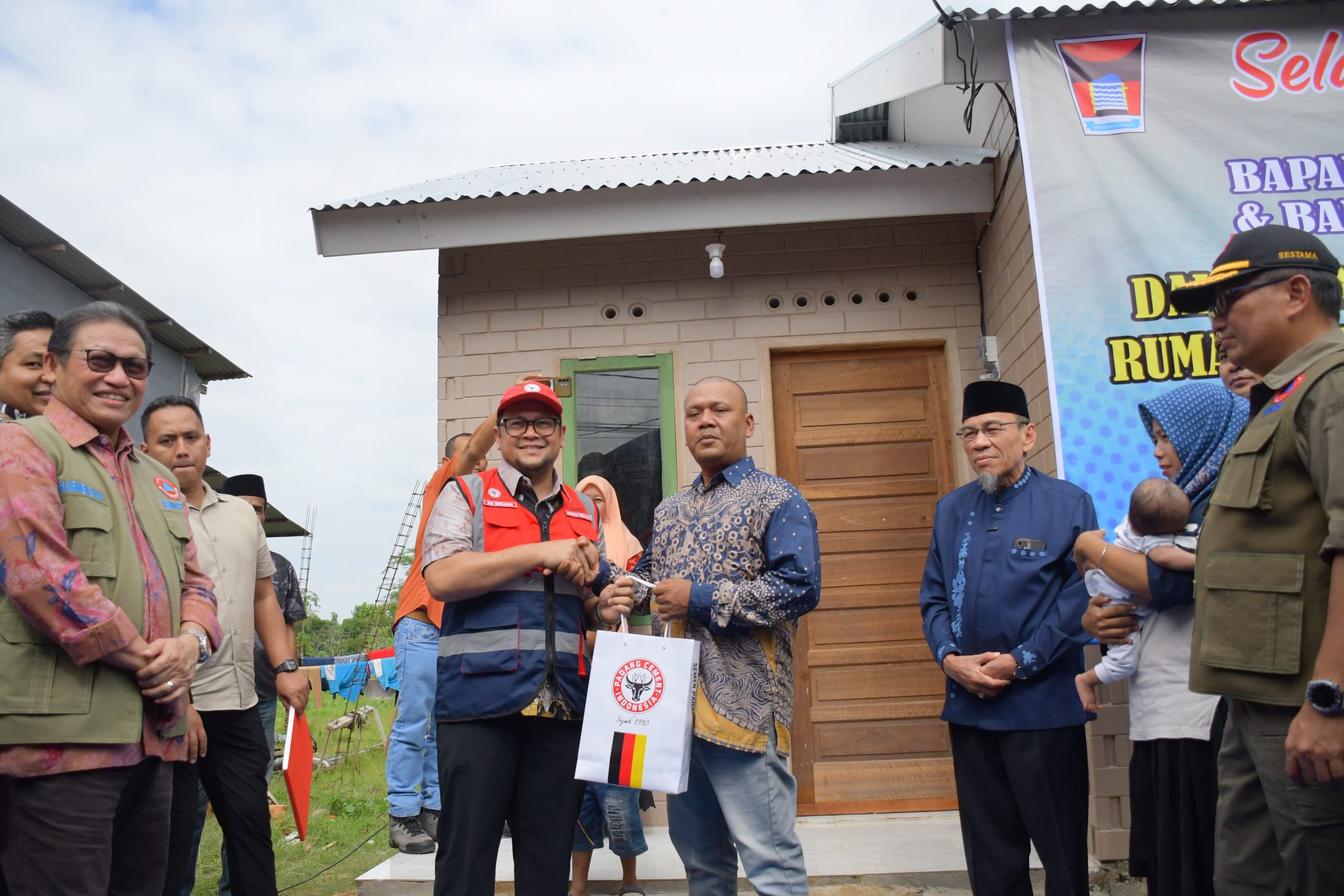 BNPB Serahkan 3 Unit Huntap Mandiri dengan Material Sepablock PT Semen Padang