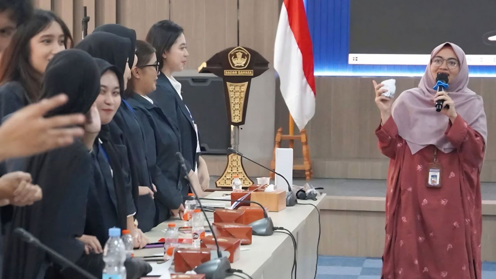Kisah Devi Virhana, Alumni UIN Imam Bonjol Padang Ajarkan Bahasa Indonesia ke WNA 33 Negara