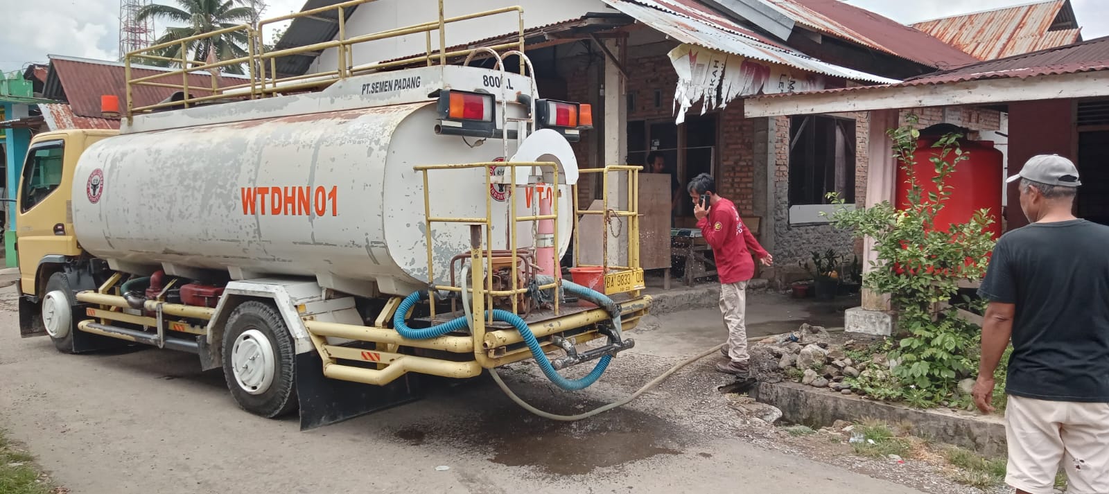 Warga Lambung Bukik Masih Krisis Air, PT Semen Padang Salurkan 8.000 Liter Air Bersih