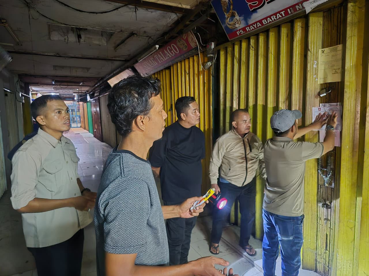 Menunggak Retribusi, Pemko Padang Segel 44 Petak Toko di Pasar Raya Barat