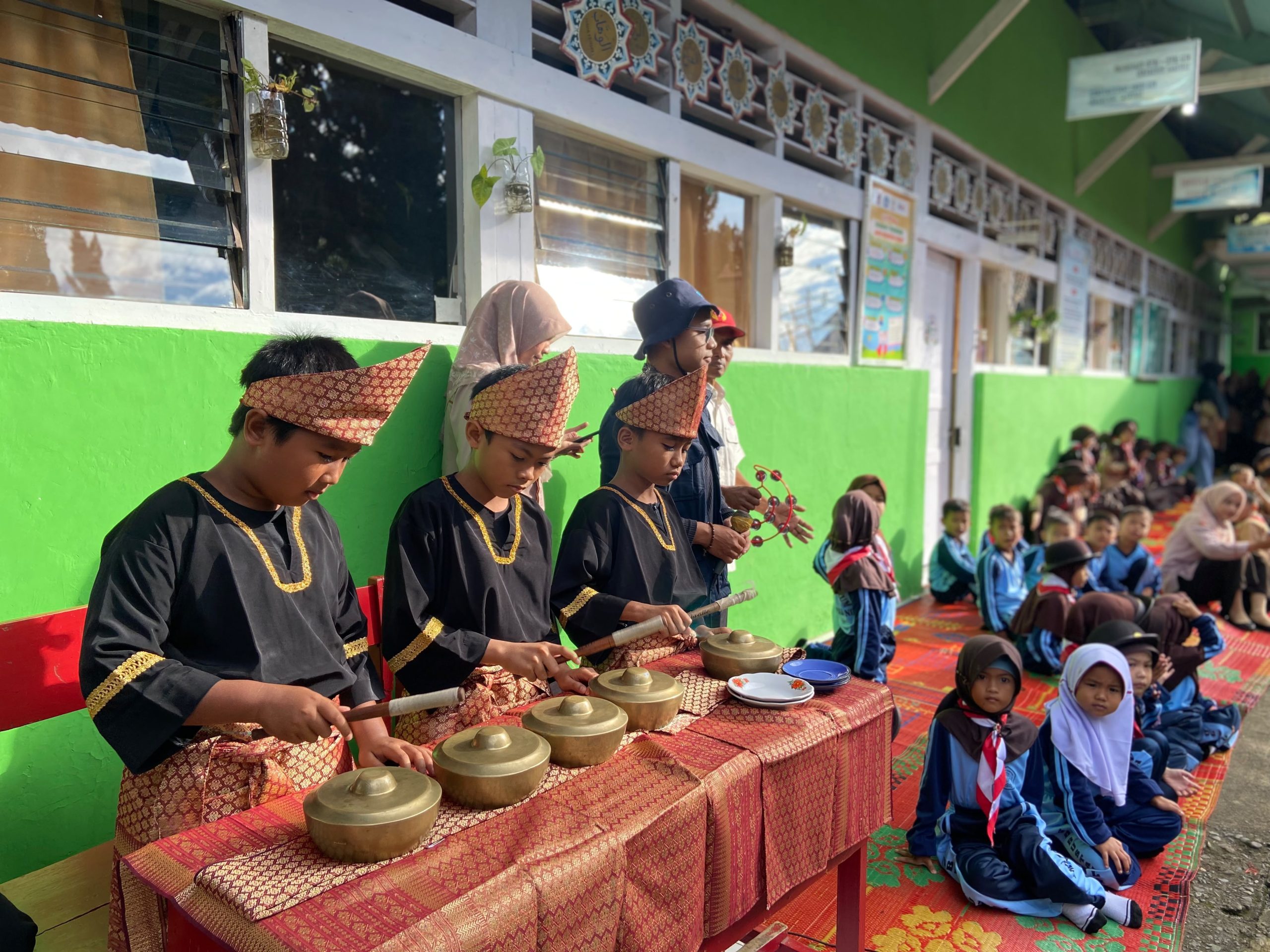 Akademisi 4 Kampus Hibur Anak Penyintas Banjir di SD Bustanul Ulum Semen Padang