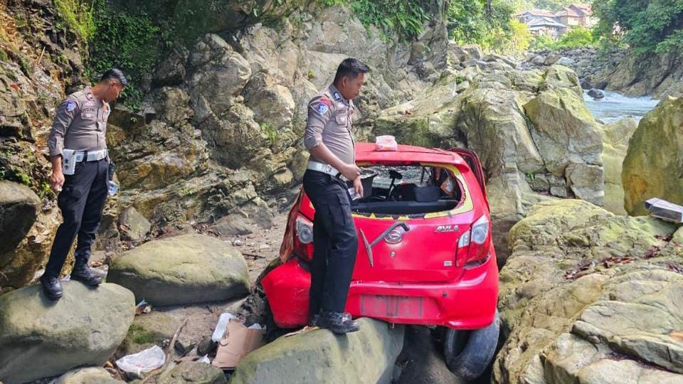 PoIisi Belum Evakuasi Mobil yang Ditumpangi Bayi 4 Bulan dari Jurang di Padang Pariaman