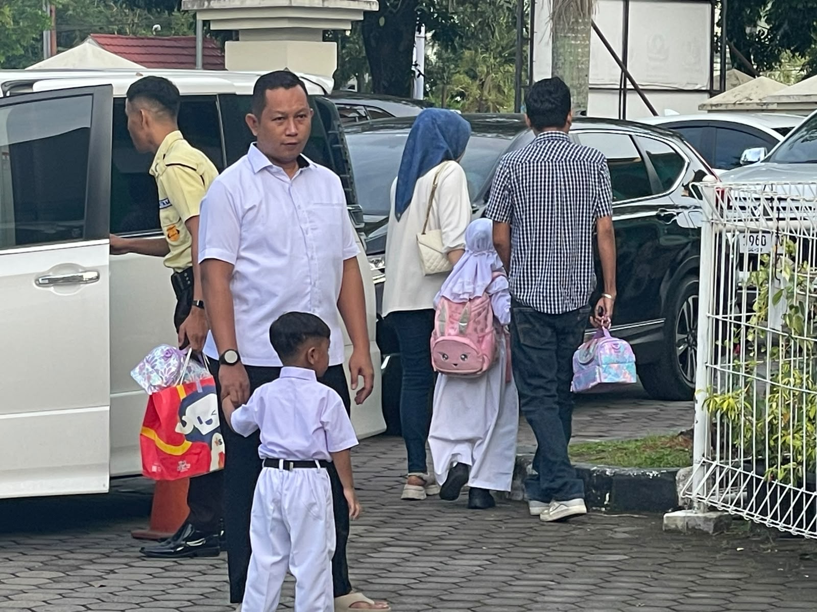 Hari Pertama Sekolah: Respons Imbauan Gubernur, Banyak Ayah Antar Anak ke Sekolah