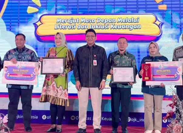 Bank Nagari Raih Penghargaan OJK Sumbar sebagai Bank Umum Implementasi KEJAR Terbaik