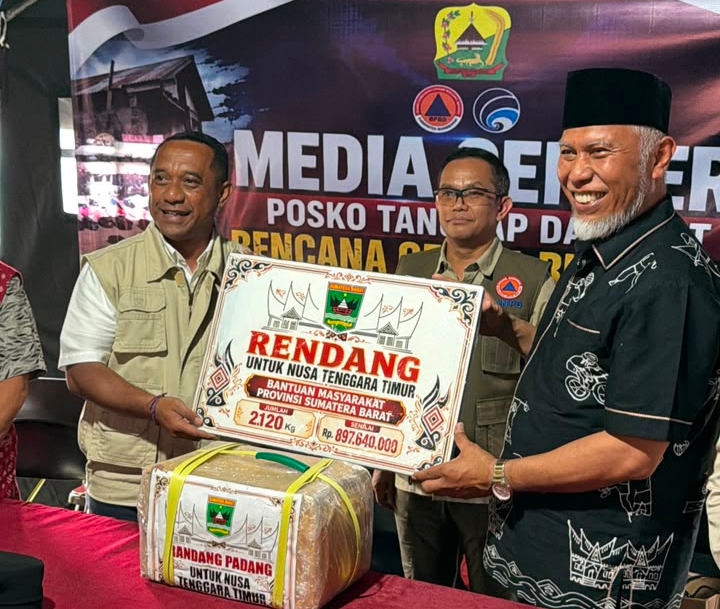 Gubernur Mahyeldi Serahkan Langsung Bantuan Rendang 2,1 Ton untuk Korban Gempa NTT