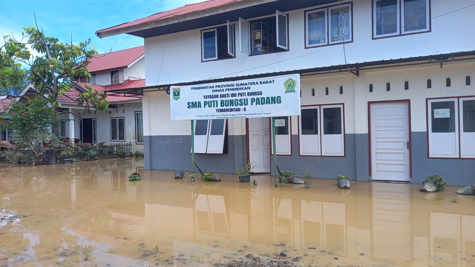 Usai Banjir Merendam, Penghuni Panti Asuhan Putri Bungsu Gotong Royong Bersihkan Lingkungan