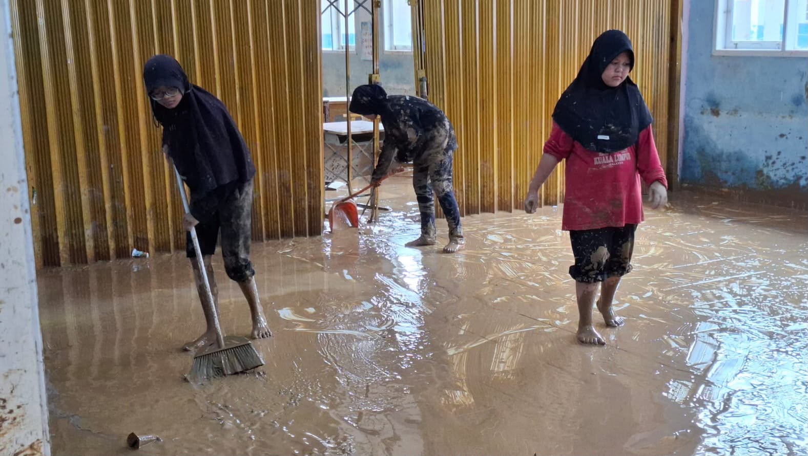 Berjibaku Bersihkan Banjir Lumpur di SMPN 41 Padang