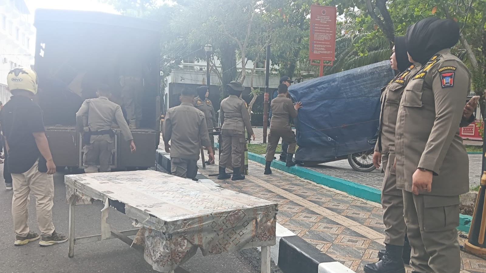 Jelang Hari Jadi Kota Padang, Lapak PKL di Batang Arau Ditertibkan Satpol PP
