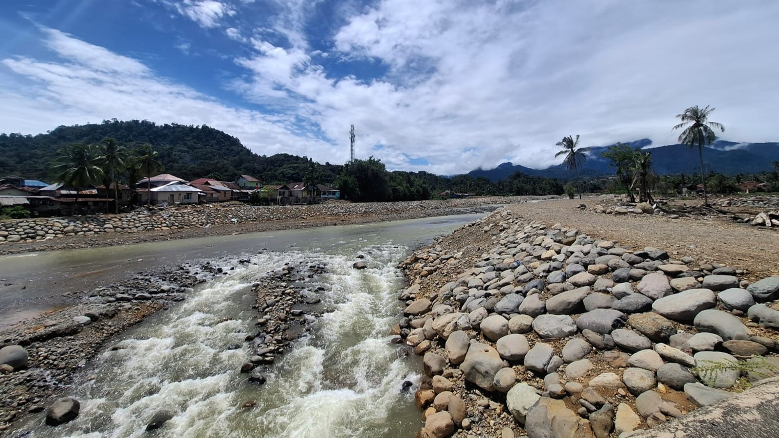 Batang Kuranji Dipenuhi Material Sedimen Pascabanjir Padang