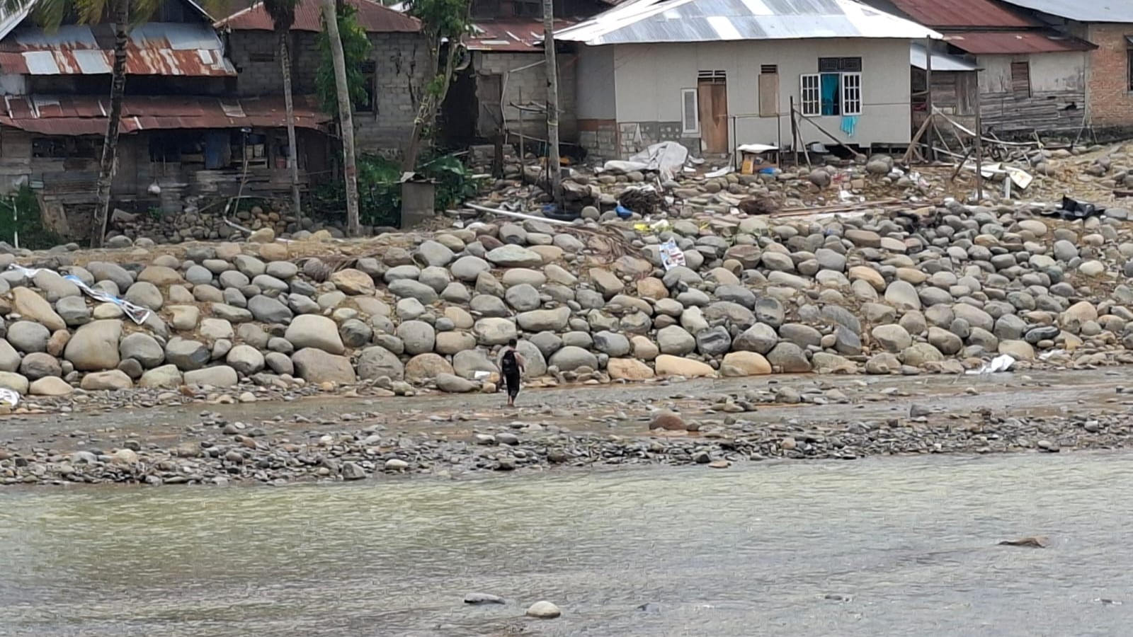 Alami Pendangkalan Parah, Warga Bisa Jalan Kaki Sebrangi Batang Kuranji Pascabanjir Padang