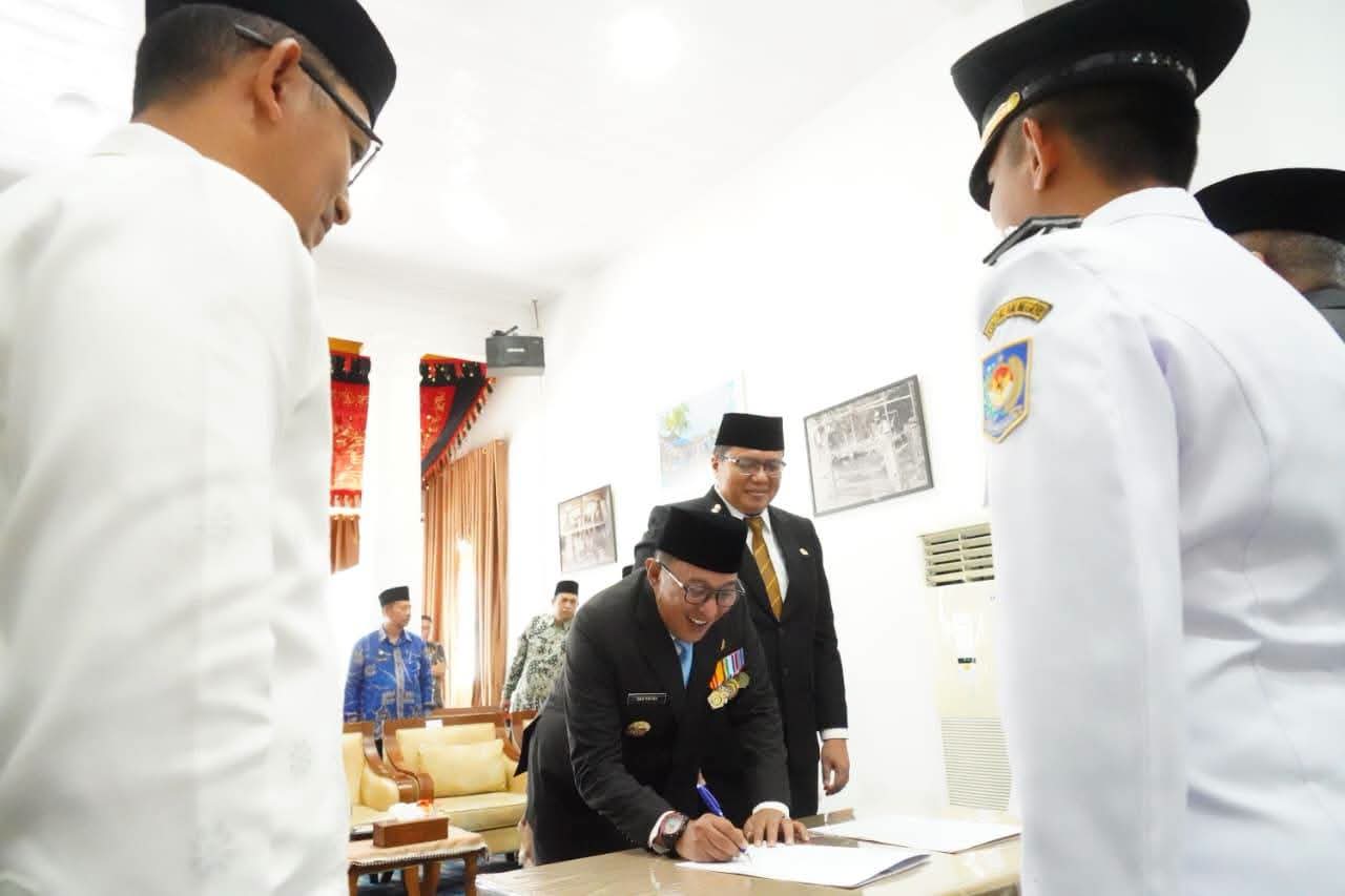 Bupati Tanah Datar Lantik 13 Pejabat, Kinerja Dievaluasi 6 Bulan