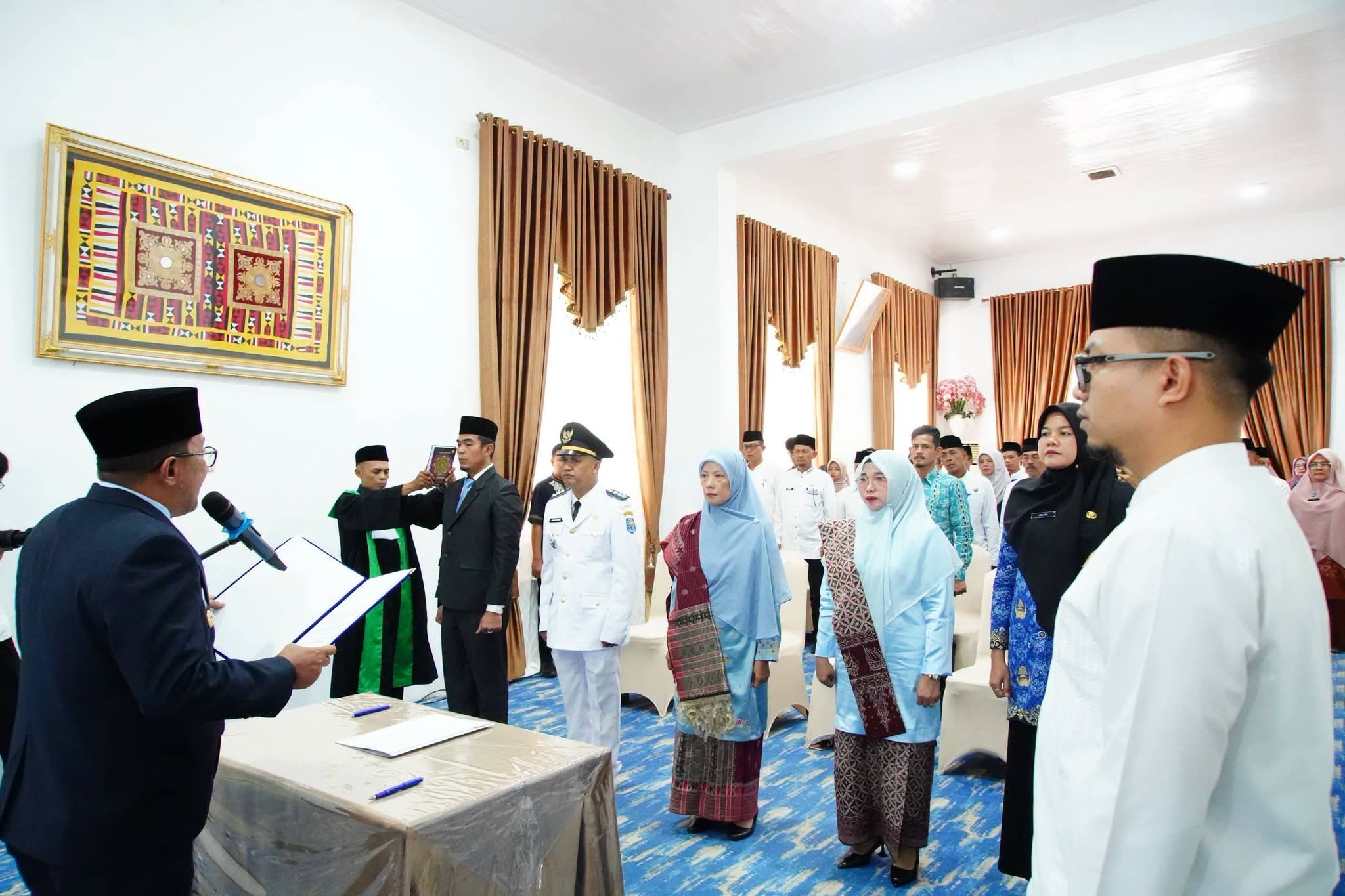 Bupati Rotasi Pejabat di Pemkab Tanah Datar, Minta Izin Investasi Dipermudah