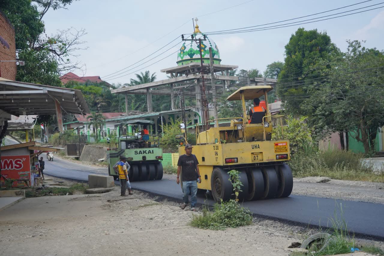 Pemkab Dharmasraya Aspal Jalan 1,3 Km Sungai Rumbai-Blok D Sitiung II