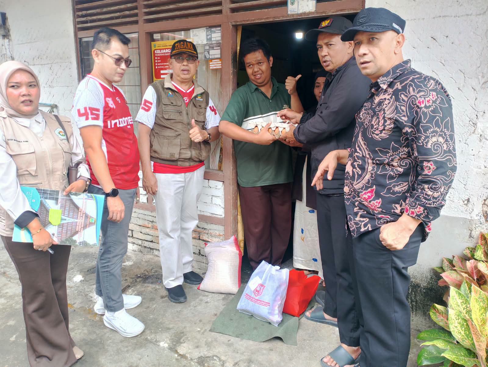 Pemko Padang Panjang Salurkan Bantuan Permakanan dan Sandang kepada 219 KPM