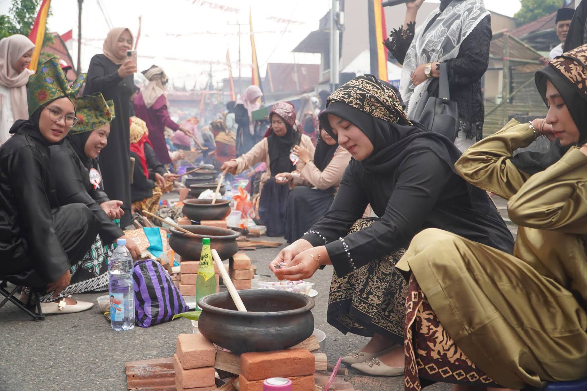 53 Kelompok Adu Kreasi Masak Sambalado Tanak di Padang Panjang