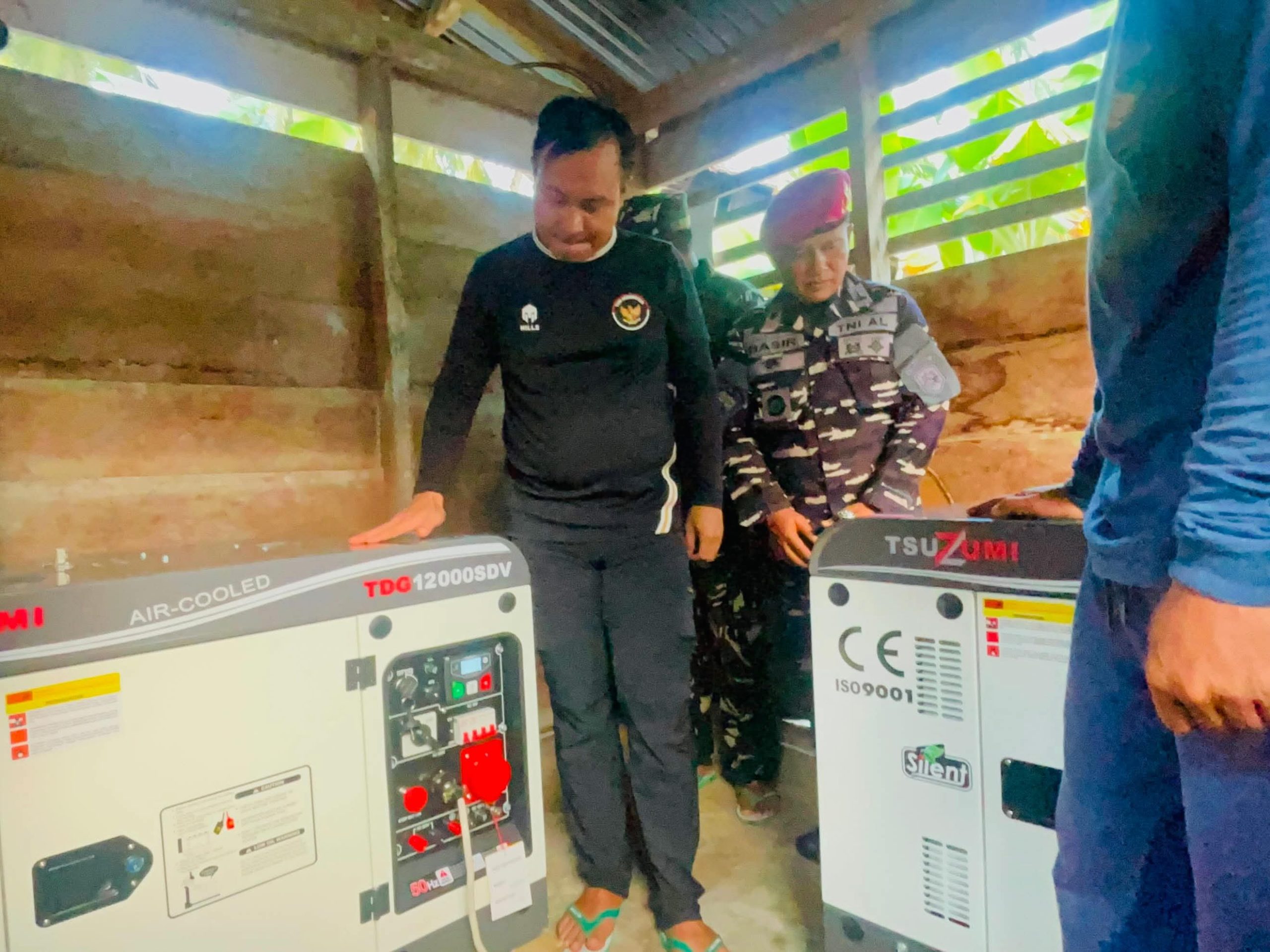 Bupati Mentawai Salurkan Genset untuk Pengolah Ikan Asin di Dusun Bose