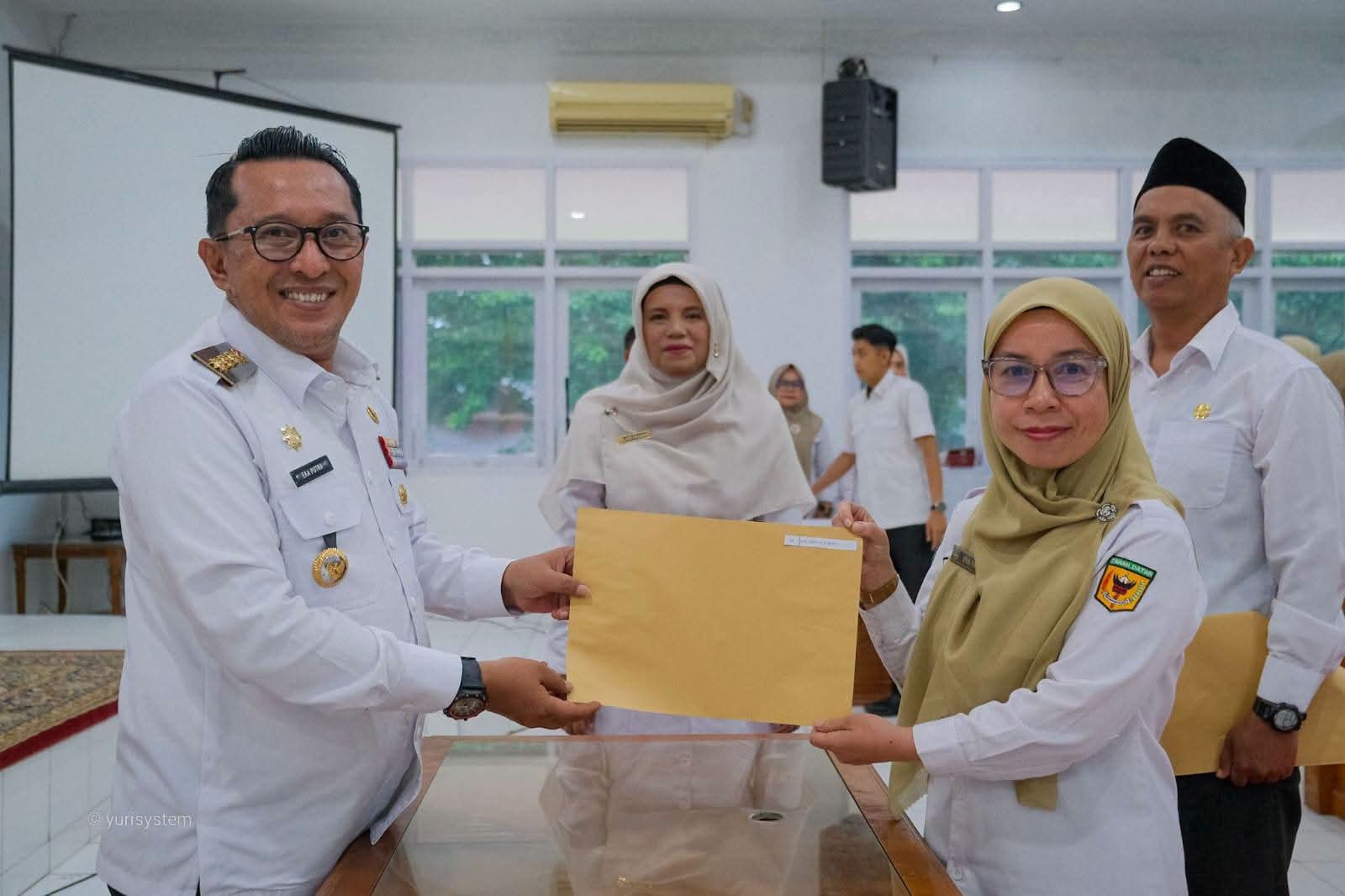 Bupati Tanah Datar Serahkan SK 44 Kepala Sekolah, Ini Pesannya