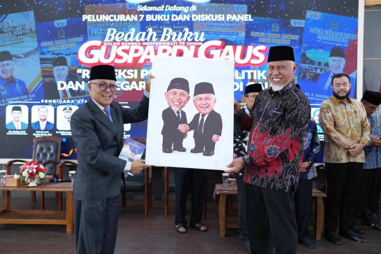 Peluncuran Buku Guspardi Gaus, Gubernur Mahyeldi Ajak Tokoh Sumbar Wariskan Gagasan Lewat Buku