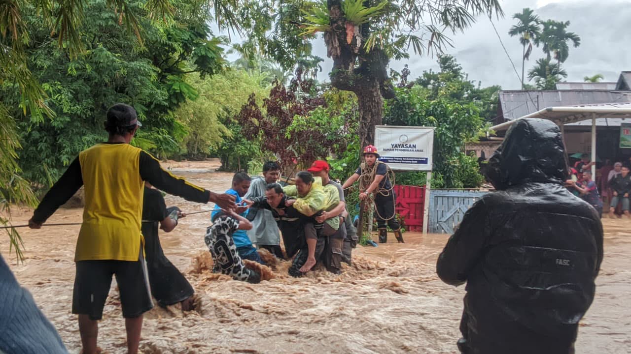 BPBD Kota Padang Turunkan Seluruh Personel ke Berbagai Titik Banjir, Warga Diimbau Tetap Waspada