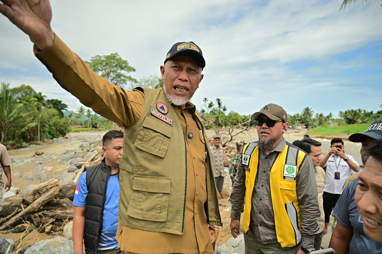 Tinjau Lokasi Banjir di Padang, Gubernur Mahyeldi Instruksikan Pengerahan Alat Berat