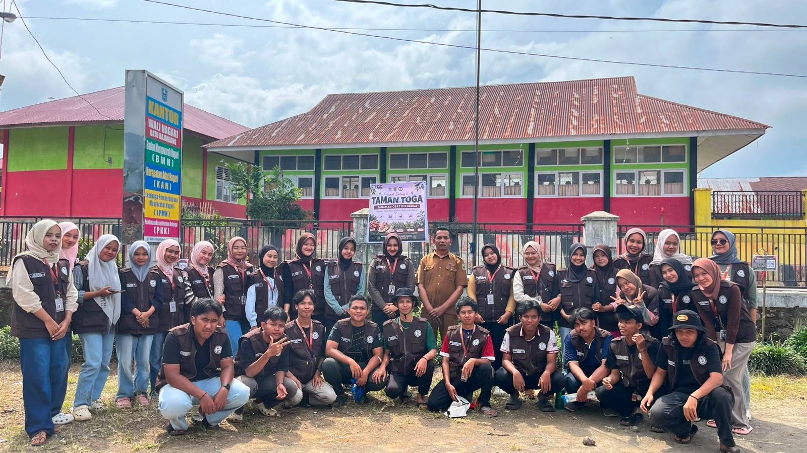 Mahasiswa KKN UNP Bangun Apotek Hidup, Dorong Kemandirian Kesehatan Warga Batu Bajanjang
