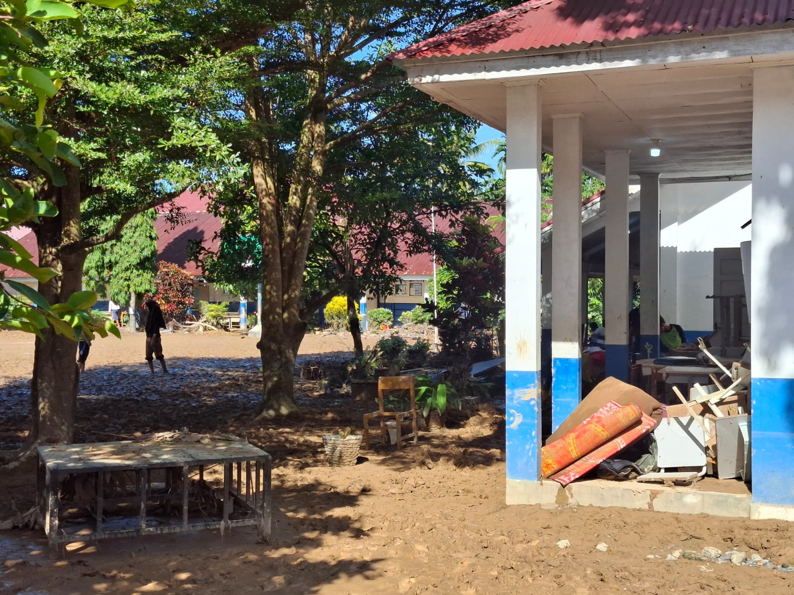 2 Hari Pascabanjir, SMPN 41 Padang Masih Bergelut dengan Lumpur, Belajar Tatap Muka Belum Dimulai