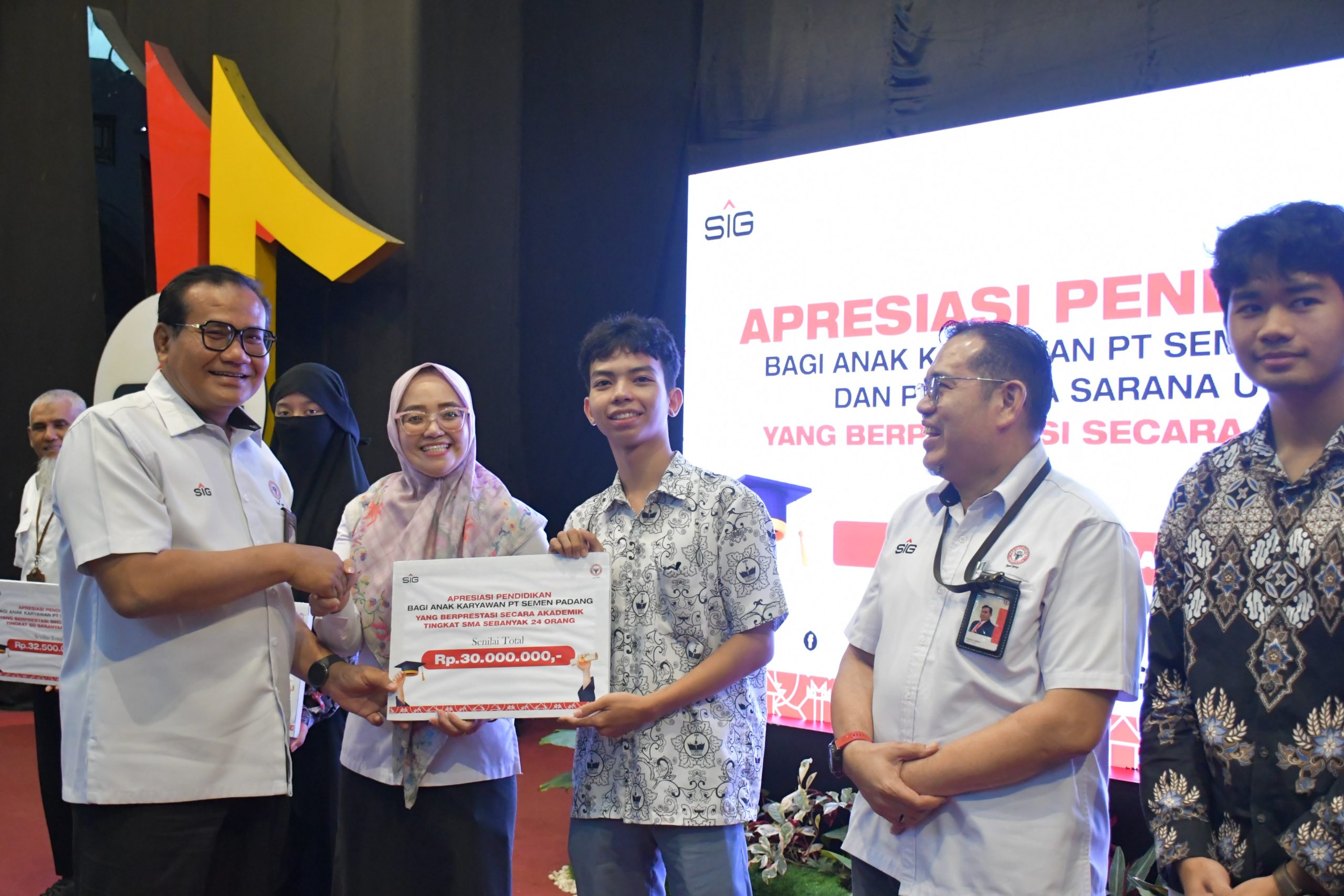 PT Semen Padang Salurkan Beasiswa Rp303,5 Juta untuk 198 Anak Karyawan Berprestasi