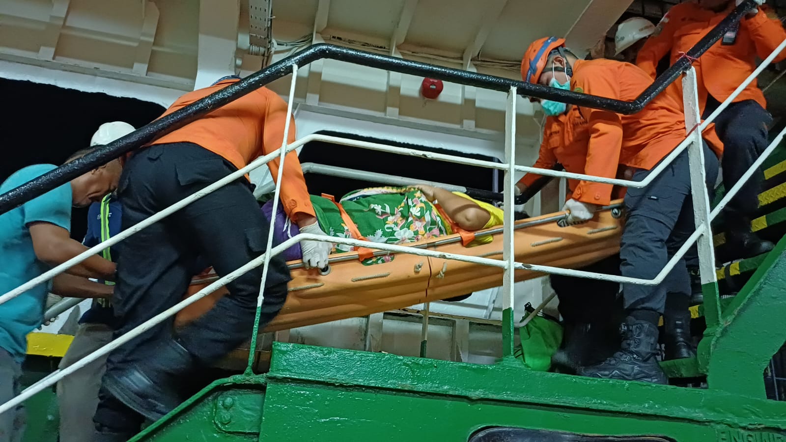 Melahirkan di Tengah Laut, Penumpang Kapal Ambu-ambu Dievakuasi Tim SAR ke RS