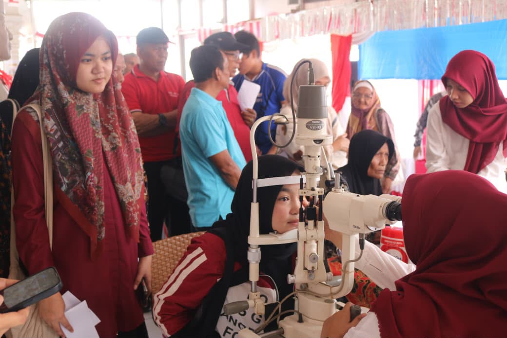 Bakti Kemerdekaan, DHD 45 Sumbar Bagikan Kacamata Gratis untuk 150 Warga Padang