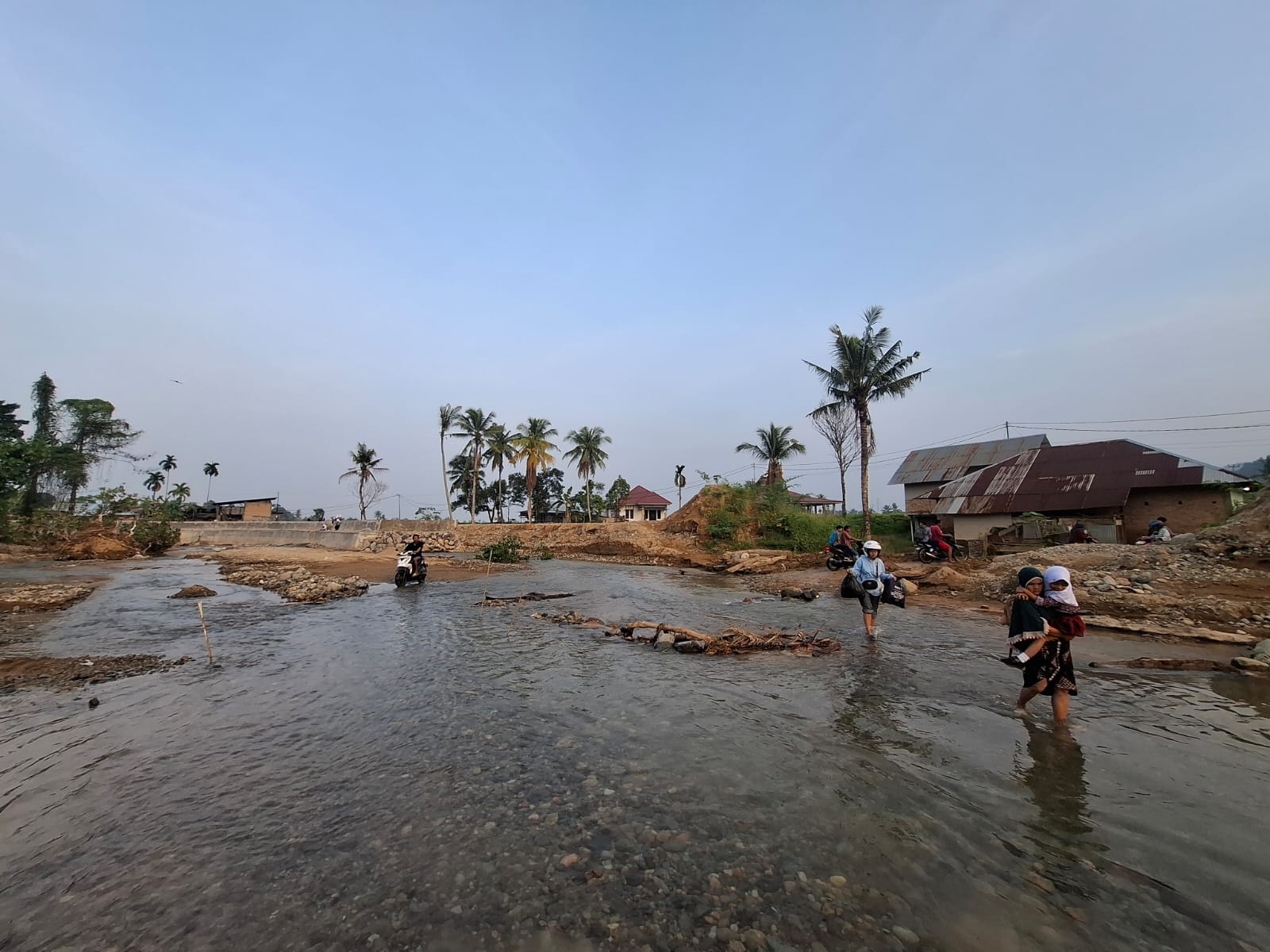 Akses Jembatan Ditutup, Warga Gunung Sarik Seberangi Sungai untuk Mobilitas