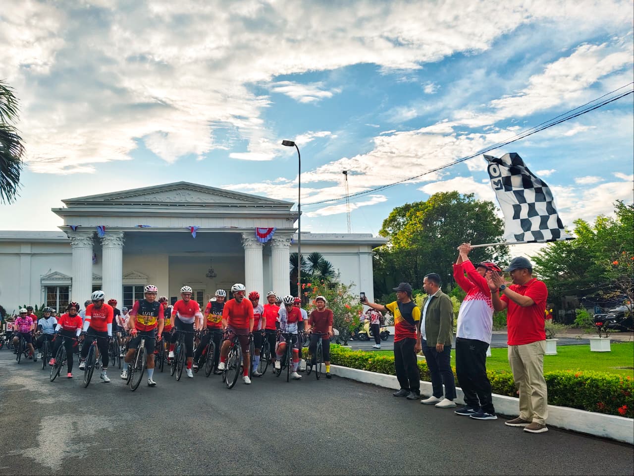 Lepas Merdeka Bike 81 Km, Gubernur Mahyeldi Ajak Generasi Muda Lebih Aktif Berolahraga