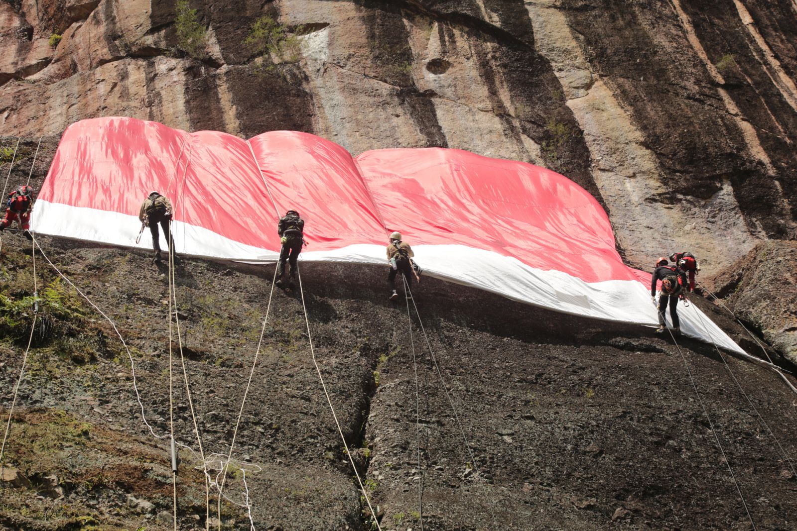 Ketika Sang Saka Merah Putih Berkibar di Tebing Lembah Harau
