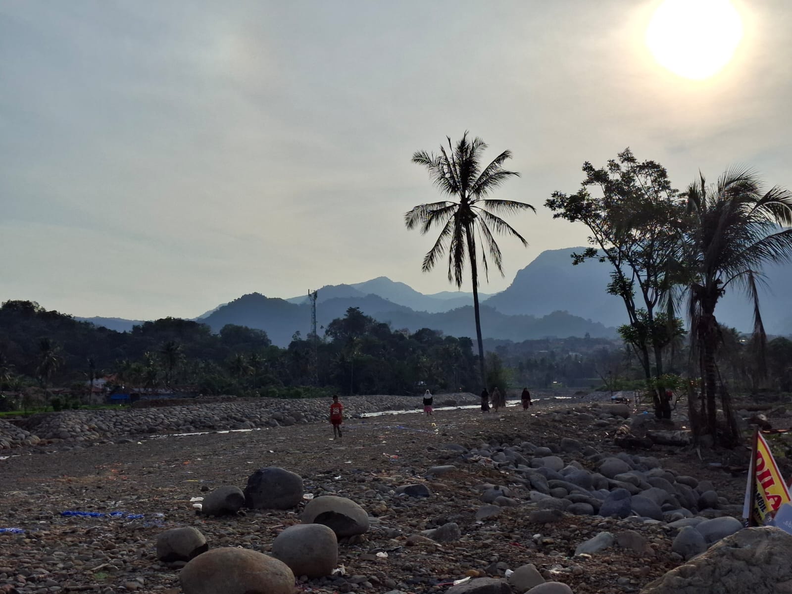 Ketika Merah Putih Berkibar di Tanah Bencana, Mutis Masih Menunggu Pulang