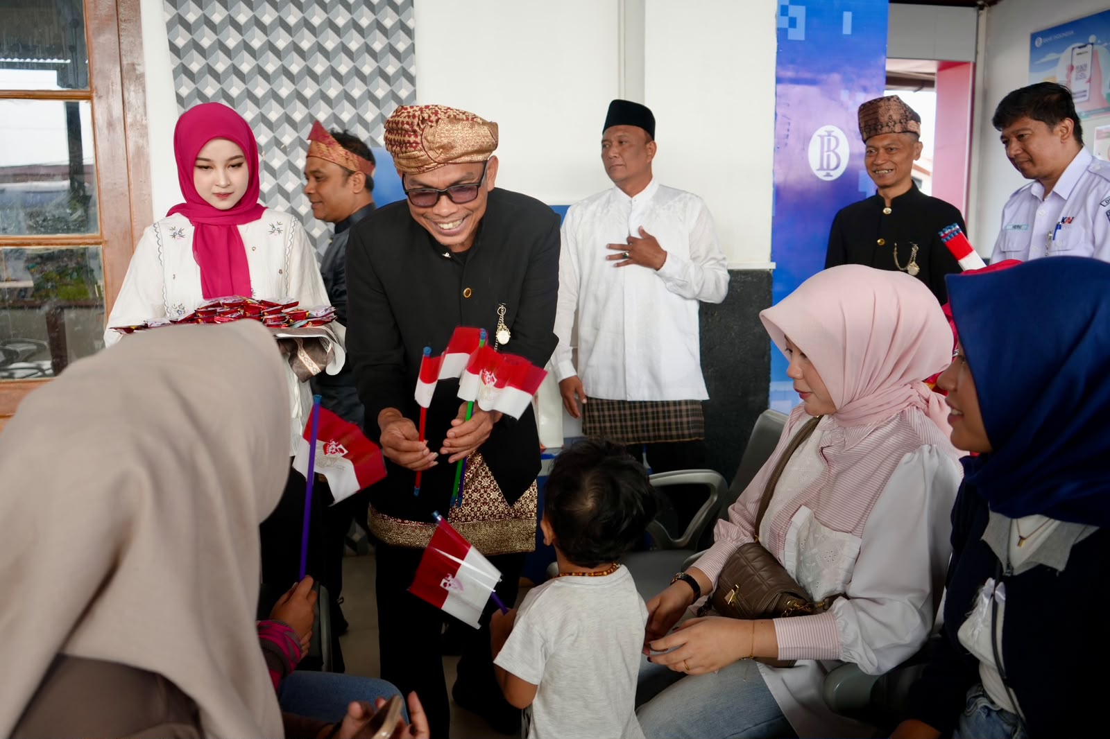 KAI Divre Sumbar Semarakkan HUT ke-81 RI bersama Pelanggan, Merah Putih Menggema di Stasiun dan Kereta