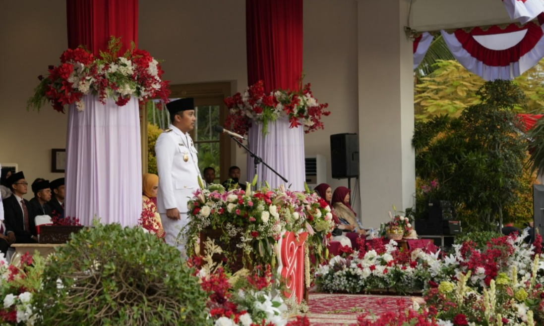Wagub Vasko Pimpin Upacara Penurunan Bendera HUT ke-81 RI di Istana Gubernur Sumbar
