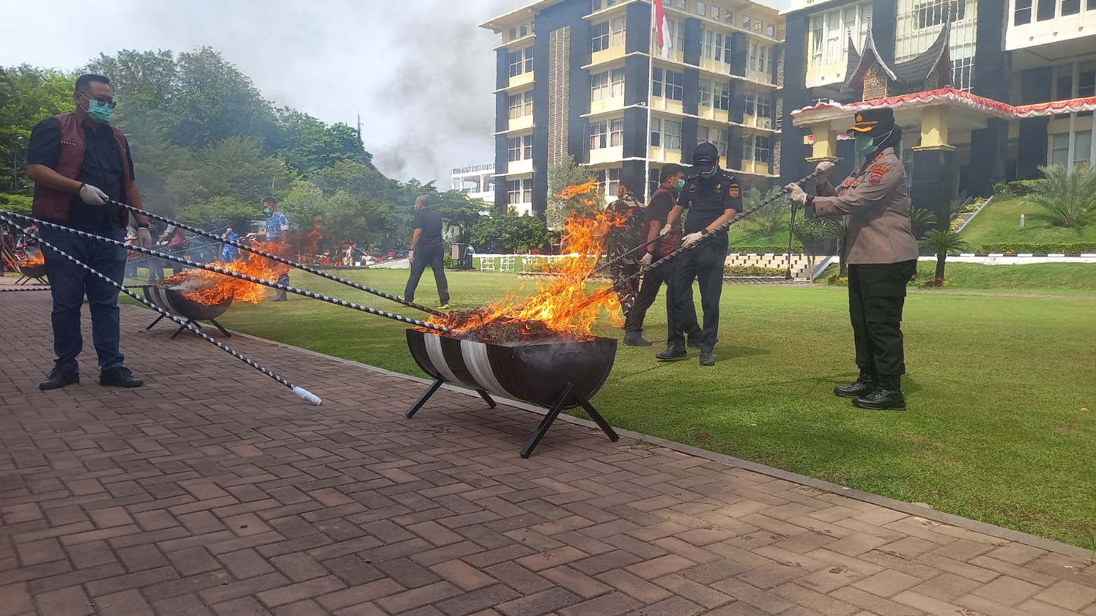 Polda Sumbar Musnahkan 126 Kg Ganja dan Sabu Milik 51 Tersangka