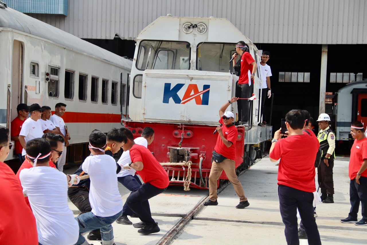 Meriahkan HUT RI, KAI Sumbar Gelar Lomba Tarik Lokomotif 42 Ton