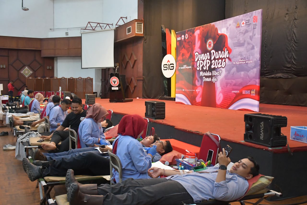 Semen Padang Sumbang 326 Kantong Darah ke PMI