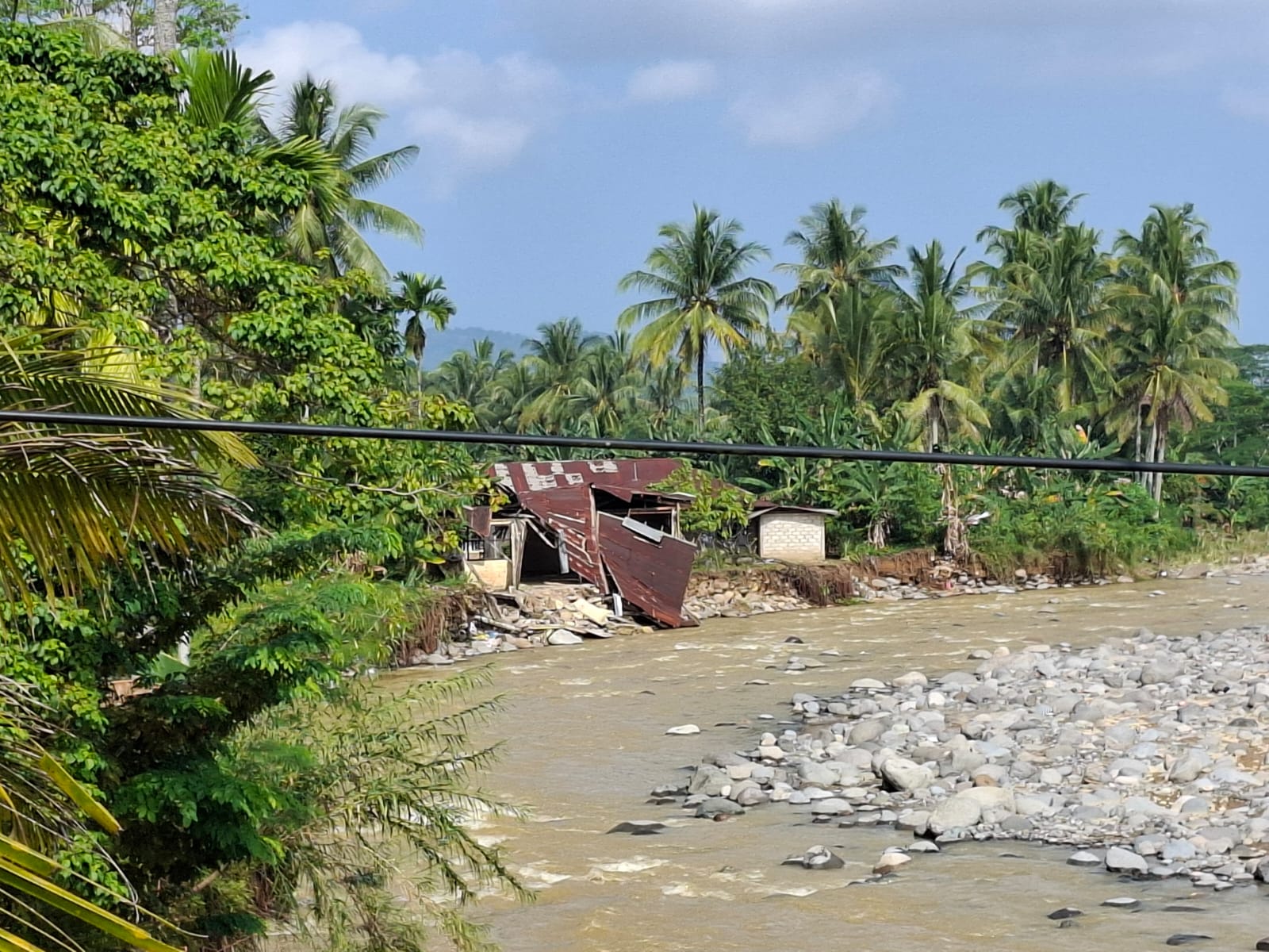 Kondisi Bangunan SDN 19 Beringin Padang: Ambruk Terkikis Sungai, PBM Dipindahkan