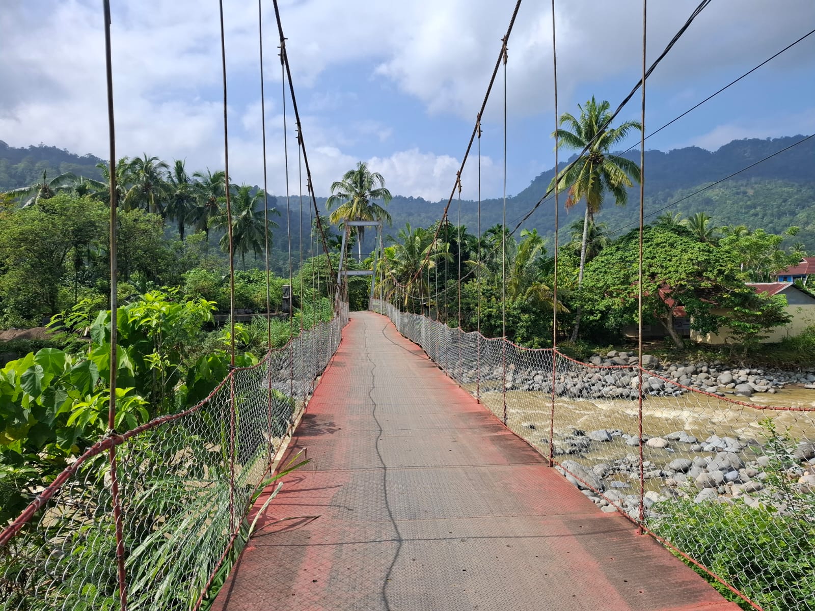 Jembatan Gantung Dekat Bangunan Lama SDN 19 Beringin Buat Was-was Pengendara